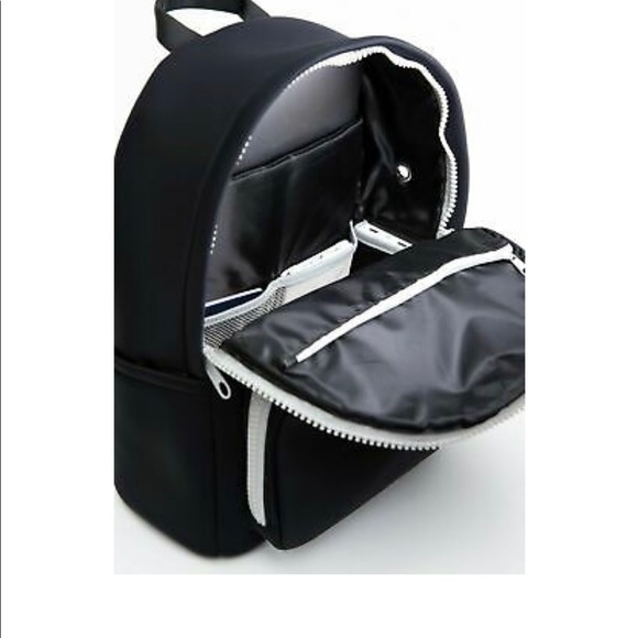 Motile backpack with wireless charger - Picture 2 of 7